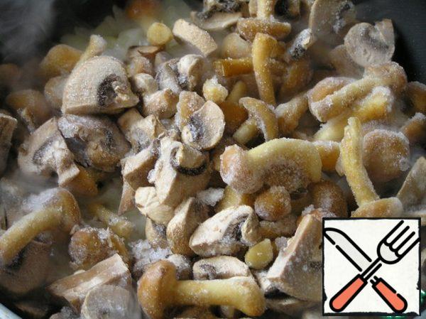 Add the mushrooms, cook until the excess liquid evaporates.
