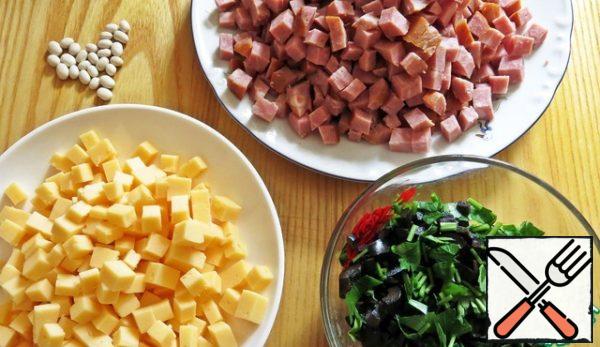 Cheese and sausage cut into small cubes. Greens and olives - finely chop.