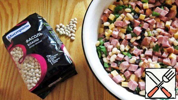 Mix all the ingredients of the filling, add salt and pepper to taste.
