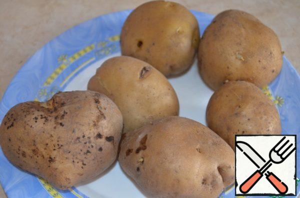 Boil the potatoes beforehand, cool them down a little and peel them. I was peeling very hot potatoes - a little uncomfortable, but the mashed potatoes then crumpled easily.
