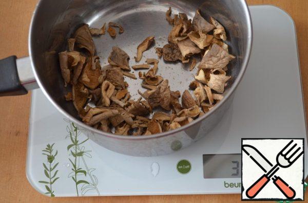 Dried mushrooms to boil and discard in a sieve. If you have fresh mushrooms - just wash them.