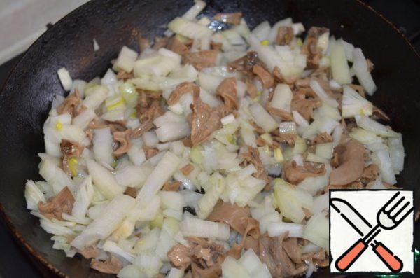 For filling-fry mushrooms with chopped onion in 2 tablespoons of vegetable oil.