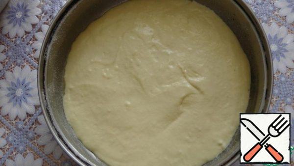 Form grease with oil and sprinkle with semolina, pour 1/2 dough.