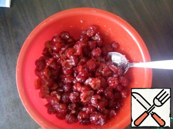 Remove the seeds from the cherry and let the juice drain.
