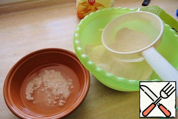 If you have yeast fresh, then in a separate bowl, mix them and add sugar. Leave on for 10 minutes.
Meanwhile, prepare the dry ingredients-sift the flour and add salt
