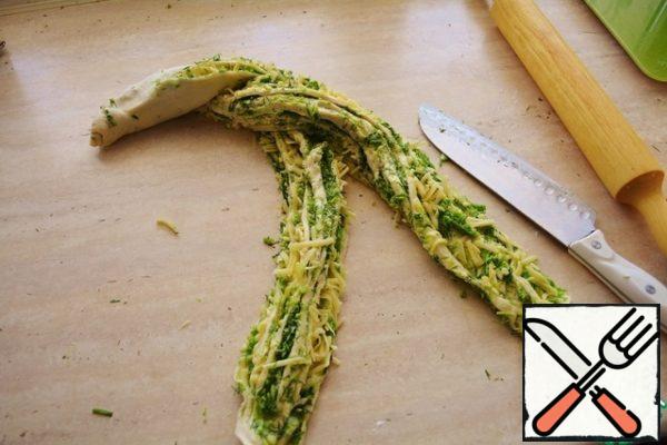 To cut our roll with a sharp knife into 2 tails - not to the end. I like the photo.
