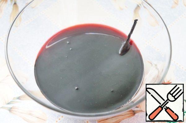 Pour the wine into a saucepan, add the cane sugar and the vanilla pod cut lengthwise. Heat until sugar dissolves. Add heat and cook until slightly thick (10 minutes).