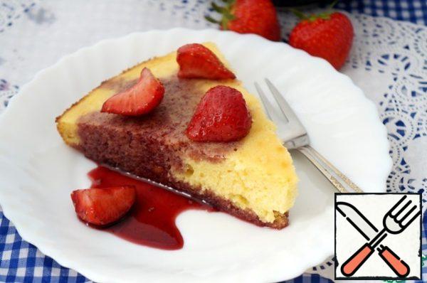 Cut the pie into slices and serve with strawberries in syrup.