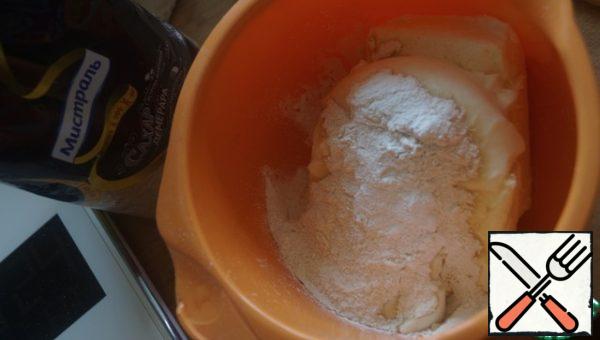First, all the sugar must be turned into powdered sugar with the help of kitchen appliances.
Soak the gelatin in a little cold water for 15 minutes.
In a separate bowl put cottage cheese, yogurt, lemon juice, vanilla sugar and 60 g powdered sugar. Pierce the mass in a blender to avoid lumps.