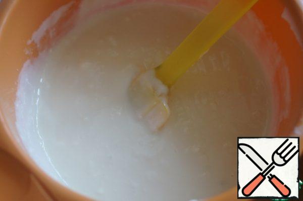 Mix gelatin with milk and heat it until completely dissolved, strain through a sieve into the curd mass, mix well.
