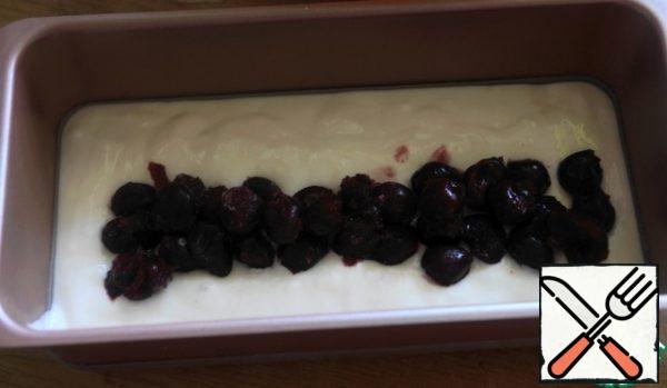 You can take a special form for terrines or the most common form for cupcakes and lay it with cling film. Spread 1/2 the curd mass in the form. Put the cherries on top.
The size of my form 20*10 cm.