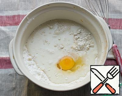 Pour the milk, stir. Then add the egg and stir again.