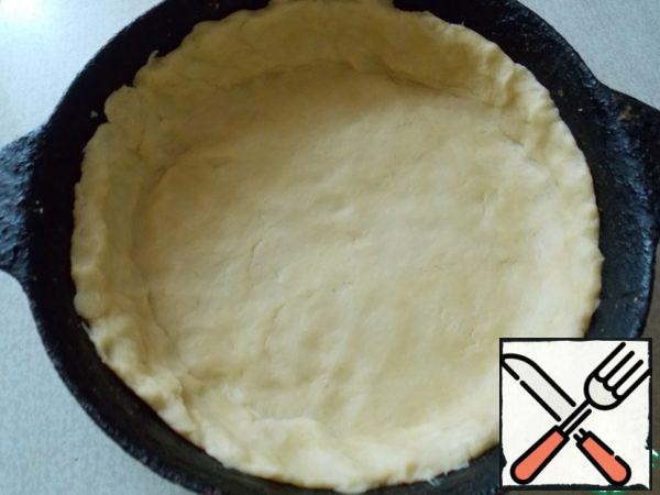 In the bowl put the sifted flour and RUB on a large grater there oil. Grind hands, add milk, knead the dough quickly. Roll out in a circle, put in a form (d=22 cm). Put it in the fridge for now.