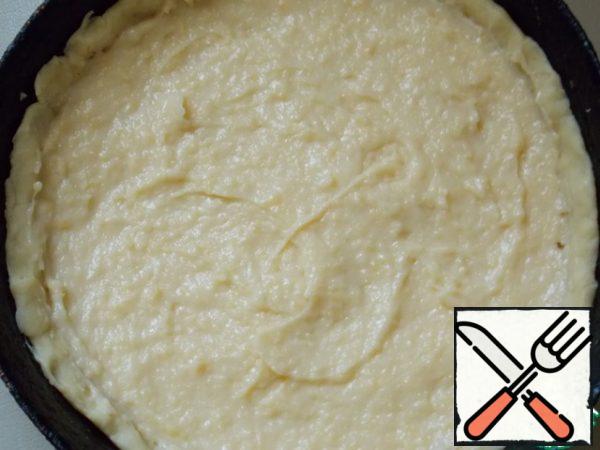 Now make the custard. Bring milk to a boil. In a saucepan mix yolks, sugar, vanilla and flour. Now, quickly interfering, pour a thin stream of hot milk. Put on a small fire and, stirring constantly, cook until thick.
We take out the form of the dough and put it on the custard.