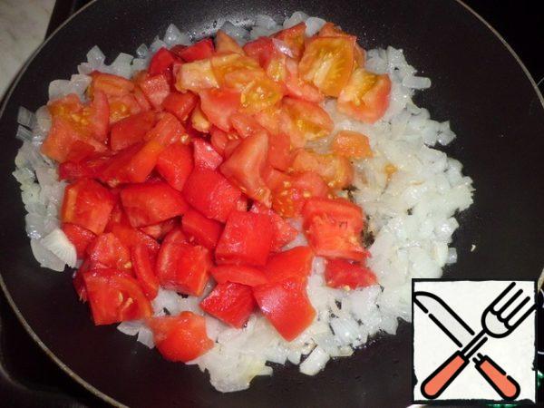 Chop the onion and fry in vegetable oil. Add a tomato to it (previously peeled and sliced). Cook over medium heat under a lid.
