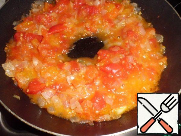 When the tomato is a little "disperse", evaporate the excess liquid (remove the lid and increase the temperature). In the photo the final version, which should have turned out.
