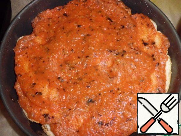 Leave about 3-4 tablespoons of tomato mass, and the rest spread on bread.