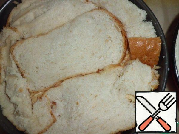 Repeat the bread layer, but now the pieces will be about 1.5 cm thick. Don't forget to dip the bread in the milk.
