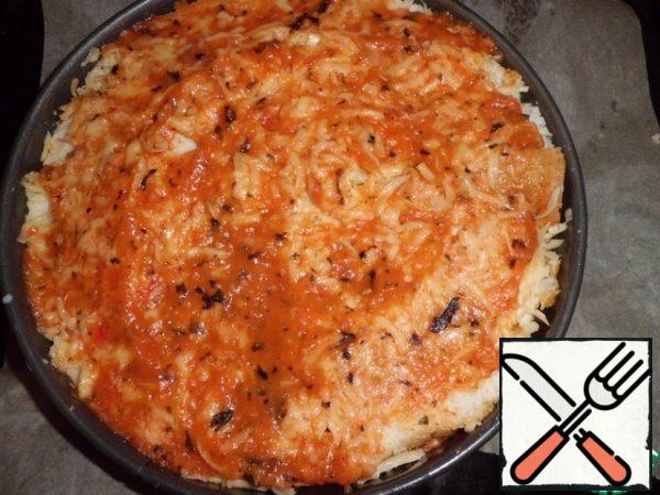 Put a layer of cheese on top of the bread (the second half). Then add the remaining tomato mass.
