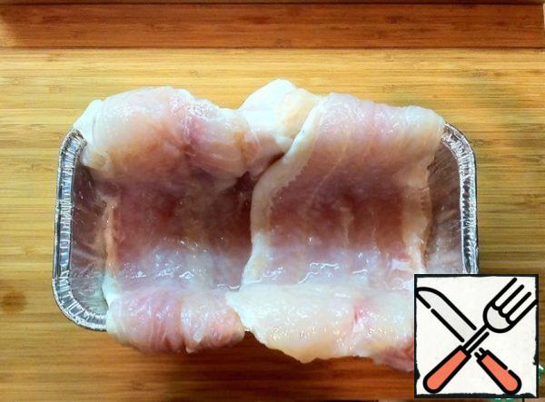 For baking I use one-off form of foil size 22*11 cm. It cannot be lubricated.
Put in the form of a fillet of pangasius so that the edges of the fillet hung on the sides of the form.