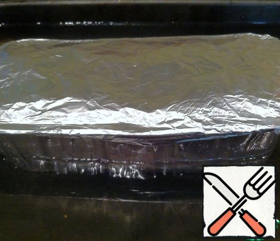 Then cover with foil and put this form in a deep pan. Pour water into the pan so that the level reaches the middle of the form with terrine. Send in the oven, preheated to 180 degrees. In my oven terrine spent 1.5 hours. The smaller the pan, which is a form of terrine, the less time it takes to prepare it.
