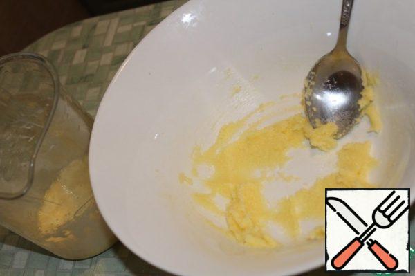 Butter rubbed with one tablespoon of sugar (half of the claimed portion), in a separate container whipped yolks with the remaining sugar.