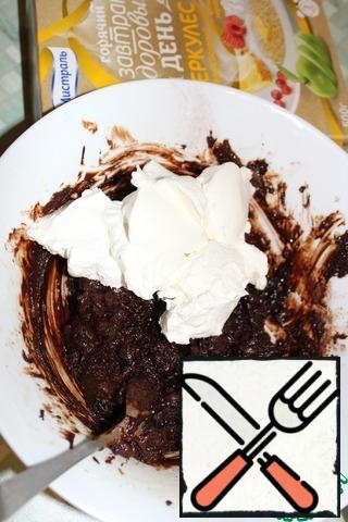 In the last turn to the chocolate "test" added whipped to soft peaks of cream, gently mixing them.
