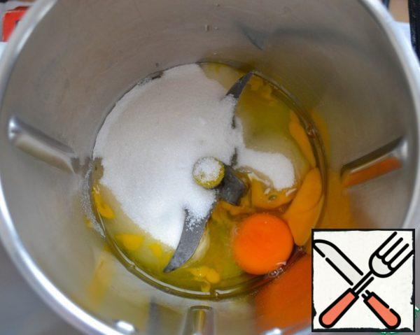 To prepare the dough, use a blender. Although it is possible and manually, with a whisk! So, in the bowl blender break eggs, add a pinch of salt and sugar. Turn on the blender and beat all for 1 minute.