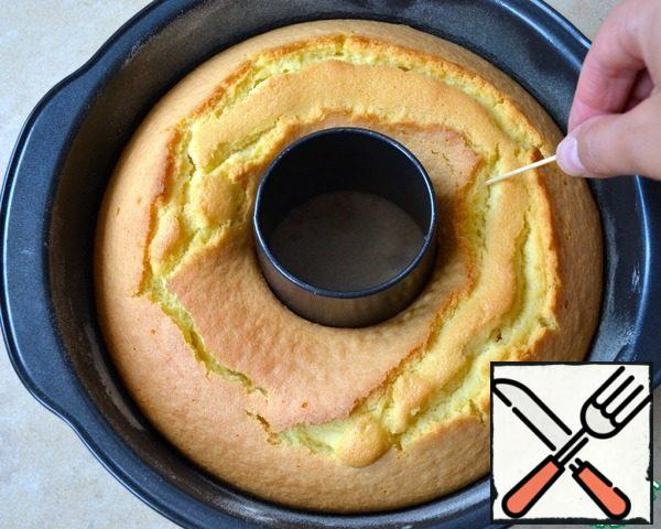 Bake in a preheated oven for 30 minutes. In any case, check the readiness of the cake with a wooden skewer.