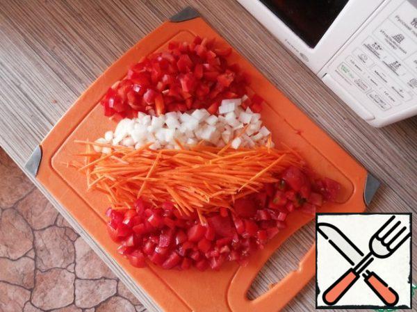 Cut tomatoes, peppers and onions into cubes, and carrots grate on a coarse grater. Spread all the vegetables in a pre-greased bowl of vegetable oil slow cooker and cook on the mode of Frying 15 minutes stirring occasionally.