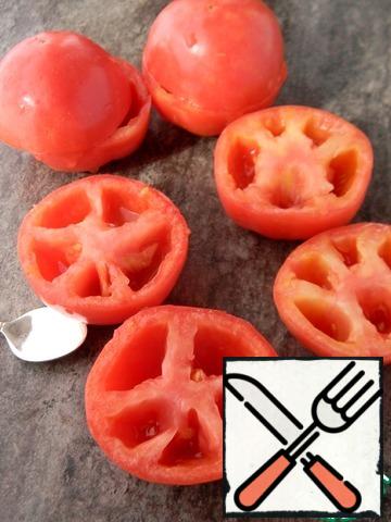 Cut the same tomatoes in half, peel the pulp with a spoon.