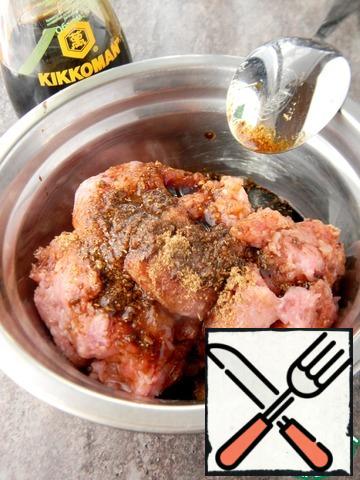 Minced meat is best to take a mixed (pork + chicken), low-fat.
Add soy sauce and seasoning, I took seasoning for barbecue (mixture of spices).