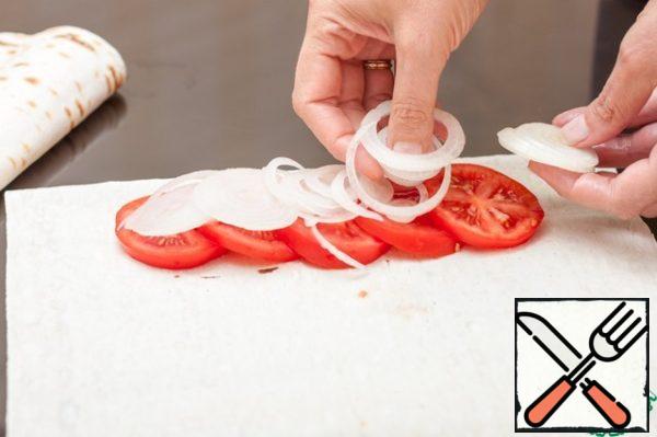 Thinly cut into rings onion and tomatoes. Mix olive oil and lemon juice. RUB this mixture two sheets pita* with one hand. On the short side of the pita put in a series of rings of tomatoes and onions.*I had a very large pita, I cut it into 2 parts