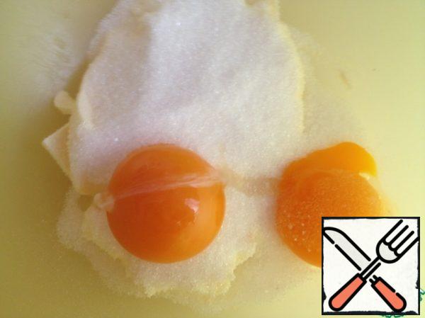 In the dough container, mix the oil at room temperature, sugar and two yolks.