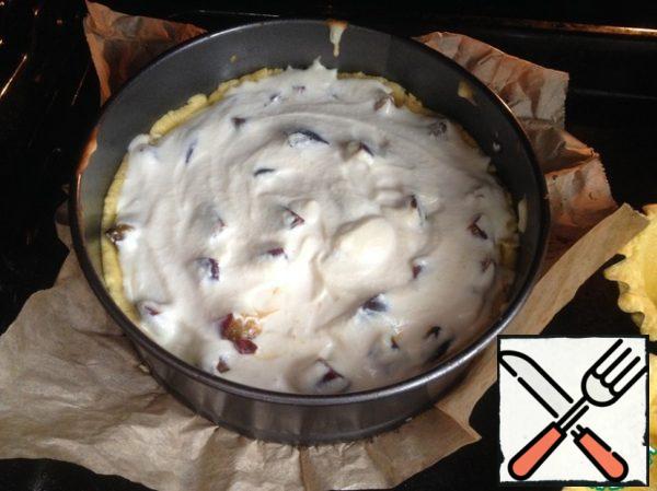 Mix the grated cheese, egg whites, starch and condensed milk. All this mix with a mixer or blender and pour the plum filling.