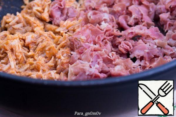 Alternatively, you can prepare the filling of a mixture of stewed pork and lightly fried finely chopped ham.