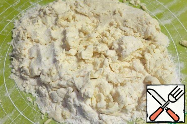 The oil is triturated with flour until a homogeneous crumbs.