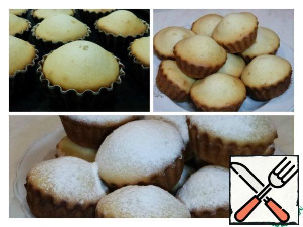 We get ready-made cupcakes, take out of the molds, it is better to immediately hot. Decorate cupcakes, the easiest sprinkle with powdered sugar.