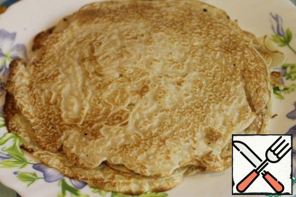 Prepare pancakes according to your favorite recipe. French thin pancakes are called"crepes". Their main difference is the use of a lot of eggs in the recipe and melted butter instead of vegetable oil.