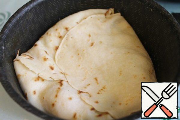 Edge hanging pancakes to bend and press. Send in the oven, preheated to 180°C for 40 minutes. 