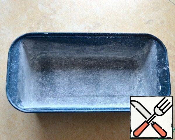 Turn the oven to warm up to 160 degrees.
Prepare the cake pan: lightly oil and sprinkle with flour.
