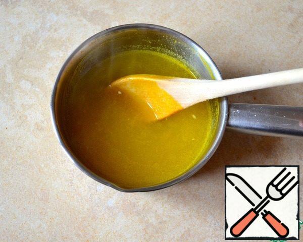 10 minutes before the end of baking the cake, prepare the sauce. To do this, in a small saucepan, mix the juice of 2 oranges, 40 g of sugar and starch. Stir until dissolved sugar and starch, put on fire and bring to a boil. Remove from heat and allow to cool slightly.