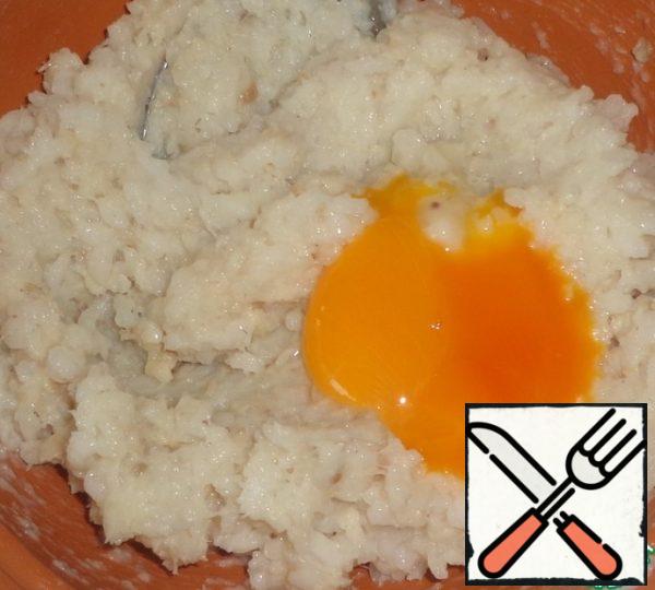 Add the egg yolks and mix. Do not forget to add salt to the main mass to taste. Add the nutmeg.
