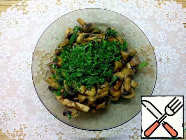 When the mushrooms are ready, add chopped herbs to them, mix.