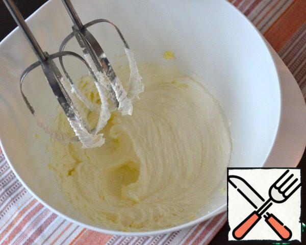 In a deep bowl, mix vegetable oil and butter at room temperature. Beat all together with sugar until fluffy mass.