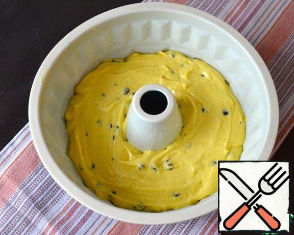 Place the dough in a cake pan, pre-greased with butter, and bake for about 40 minutes.
