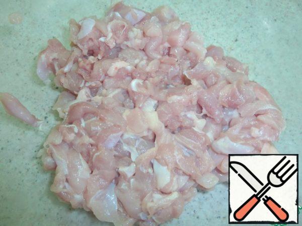 Cut chicken thigh fillet into pieces approximately 1.5 cm long.