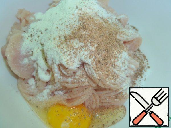 Add powdered milk, ground black pepper (optional), egg and nutmeg to the minced chicken breast, mix thoroughly.
