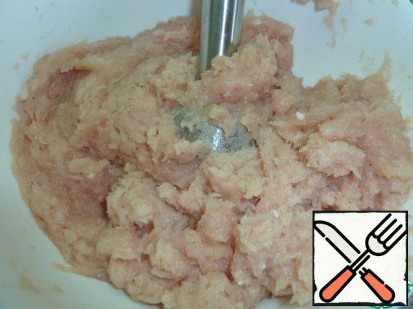 Now it's the turn of the submersible blender, beat the chicken minced in the viscous dough, the more carefully the minced meat is whipped, the more tender the ham will turn out.