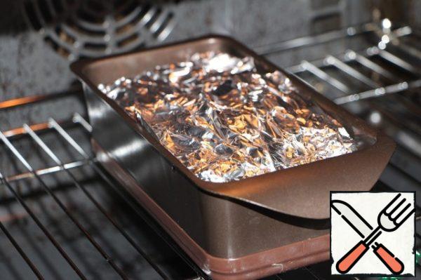 Fold the ends of the foil or parchment to completely cover the filling. Put the mold in the oven, preheated to 180 degrees, and bake for 40-50 minutes. After the expiration date, the terrine can be eaten hot, for example, with vegetables or mashed potatoes. If you use it as slices of bread, put a small portion on top of the hot terrine and leave to cool. Delicious treat!
